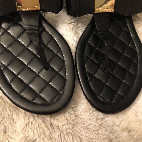 : : COLE HAAN OS GRAND Thong Sandals with Gold Tone Block Square Logo Detail : : - Picture 8 of 15